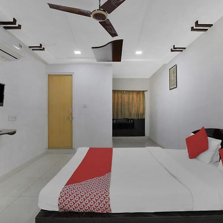 Hotel O Rudra Palace Ahmedabad Bagian luar foto