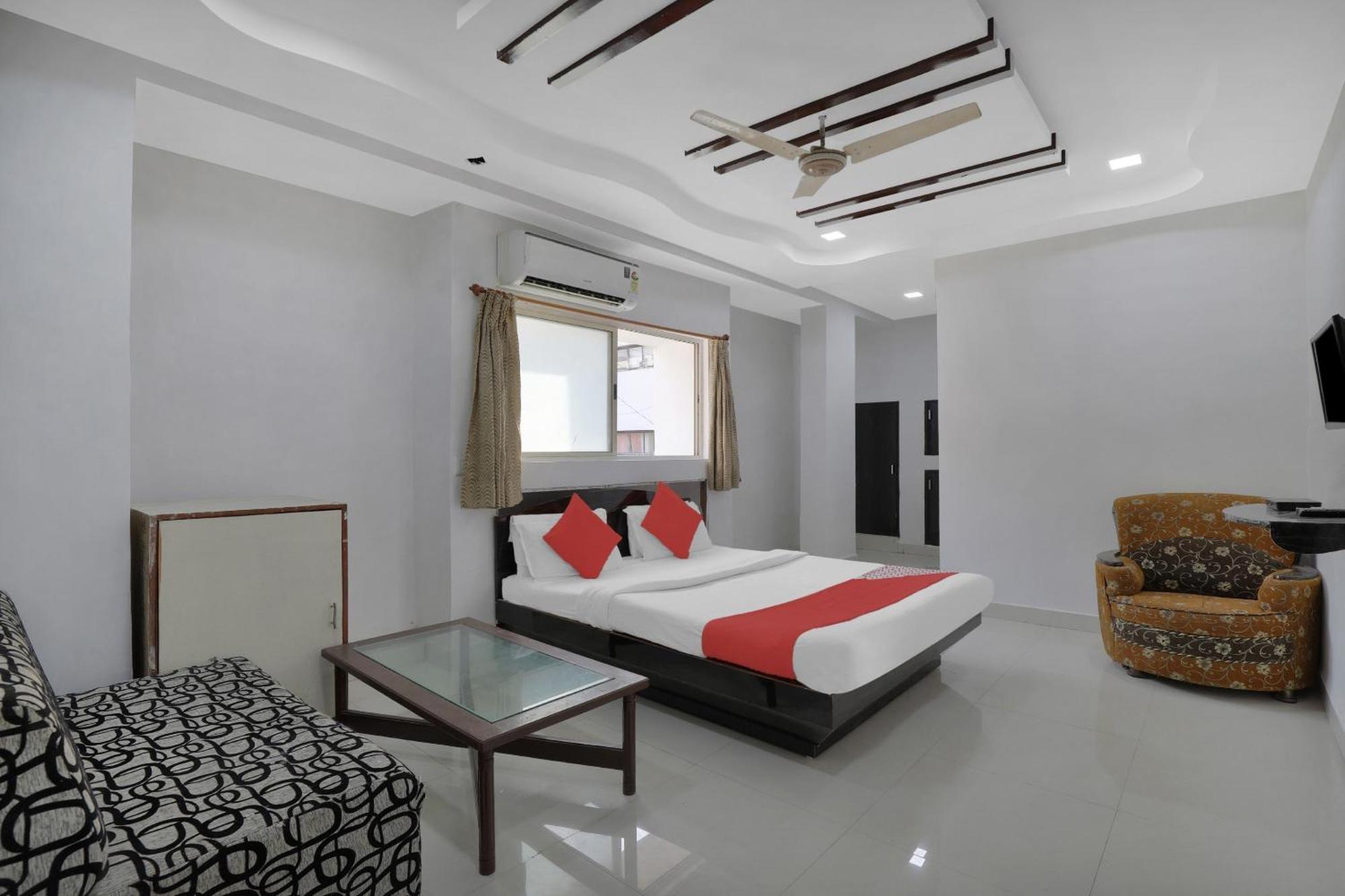 Hotel O Rudra Palace Ahmedabad Bagian luar foto