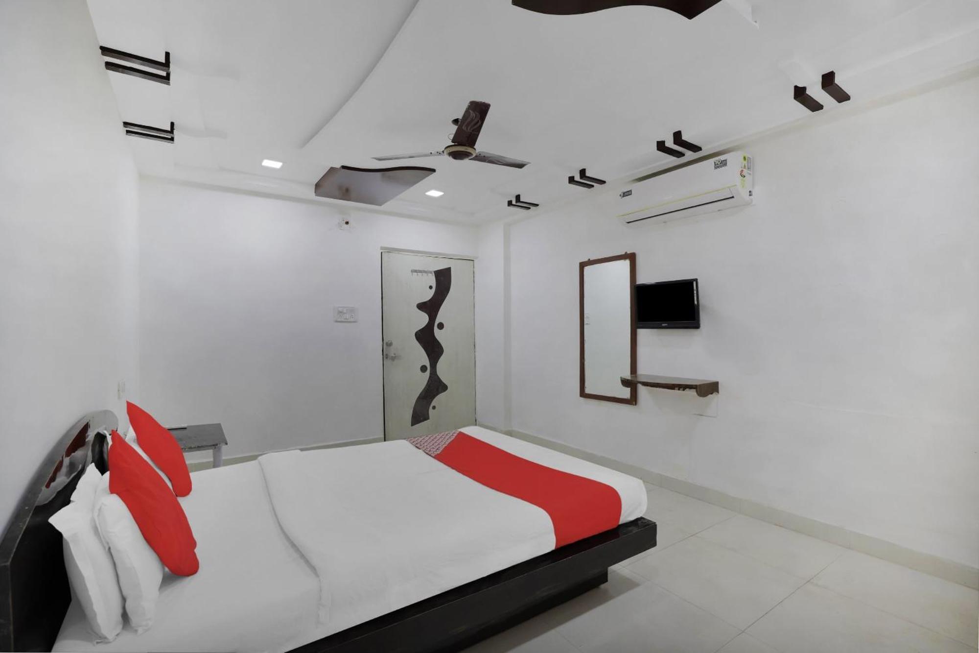 Hotel O Rudra Palace Ahmedabad Bagian luar foto
