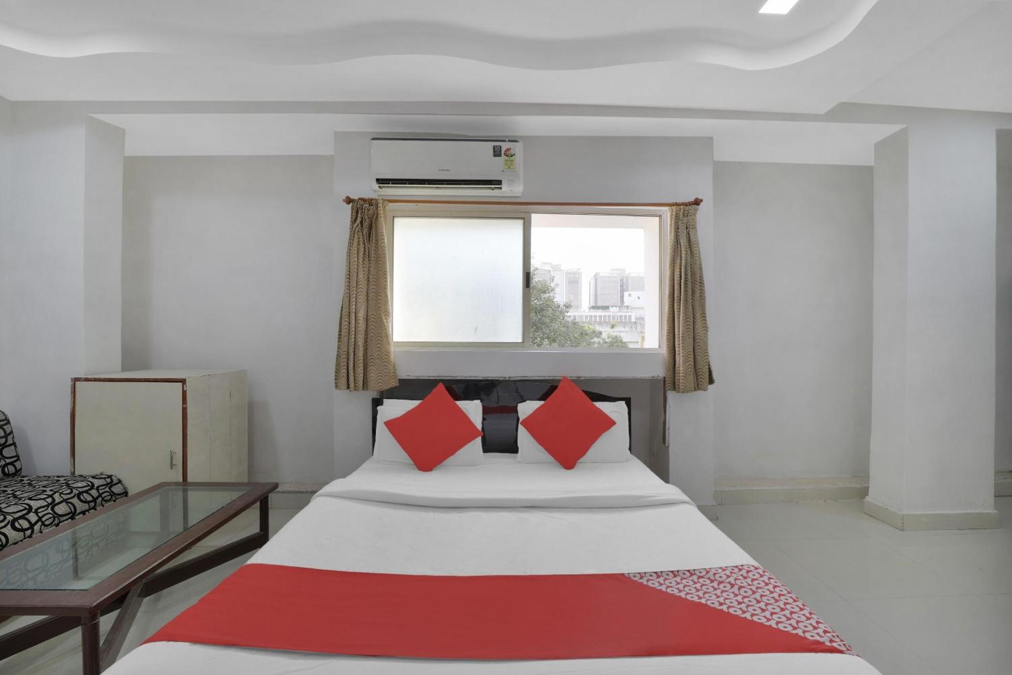Hotel O Rudra Palace Ahmedabad Bagian luar foto