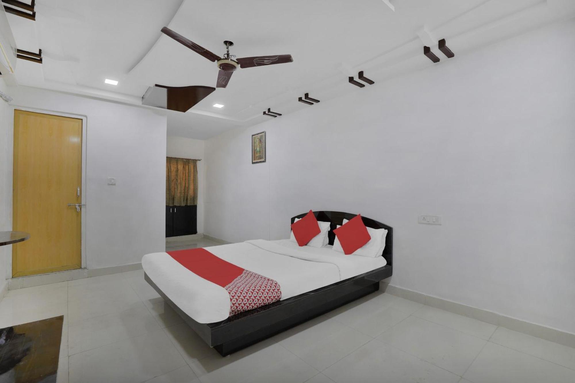 Hotel O Rudra Palace Ahmedabad Bagian luar foto