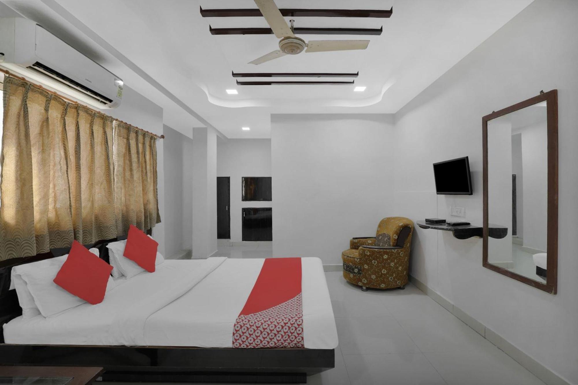 Hotel O Rudra Palace Ahmedabad Bagian luar foto