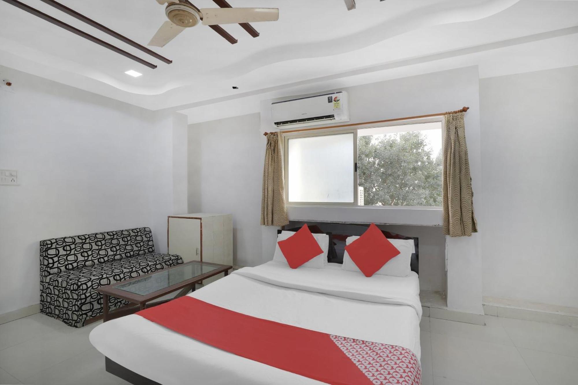 Hotel O Rudra Palace Ahmedabad Bagian luar foto