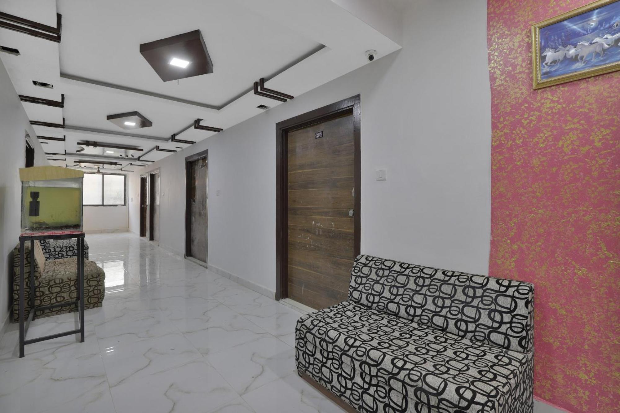 Hotel O Rudra Palace Ahmedabad Bagian luar foto