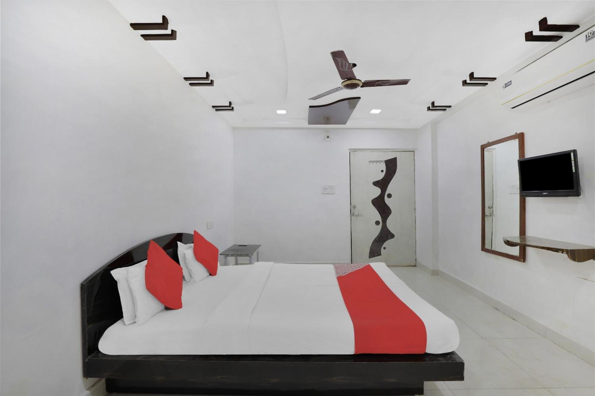 Hotel O Rudra Palace Ahmedabad Bagian luar foto