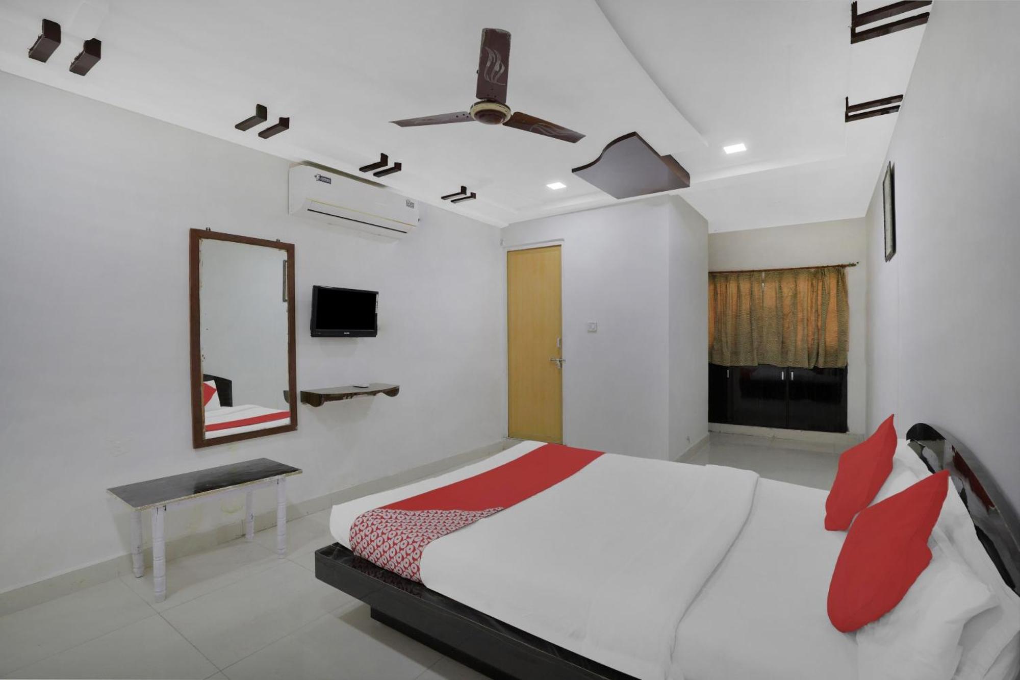 Hotel O Rudra Palace Ahmedabad Bagian luar foto