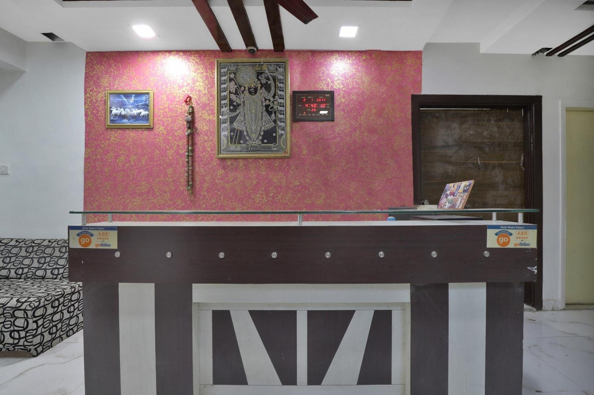 Hotel O Rudra Palace Ahmedabad Bagian luar foto