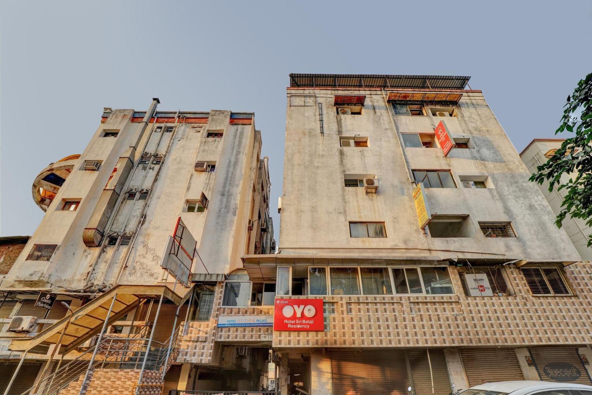 Hotel O Rudra Palace Ahmedabad Bagian luar foto