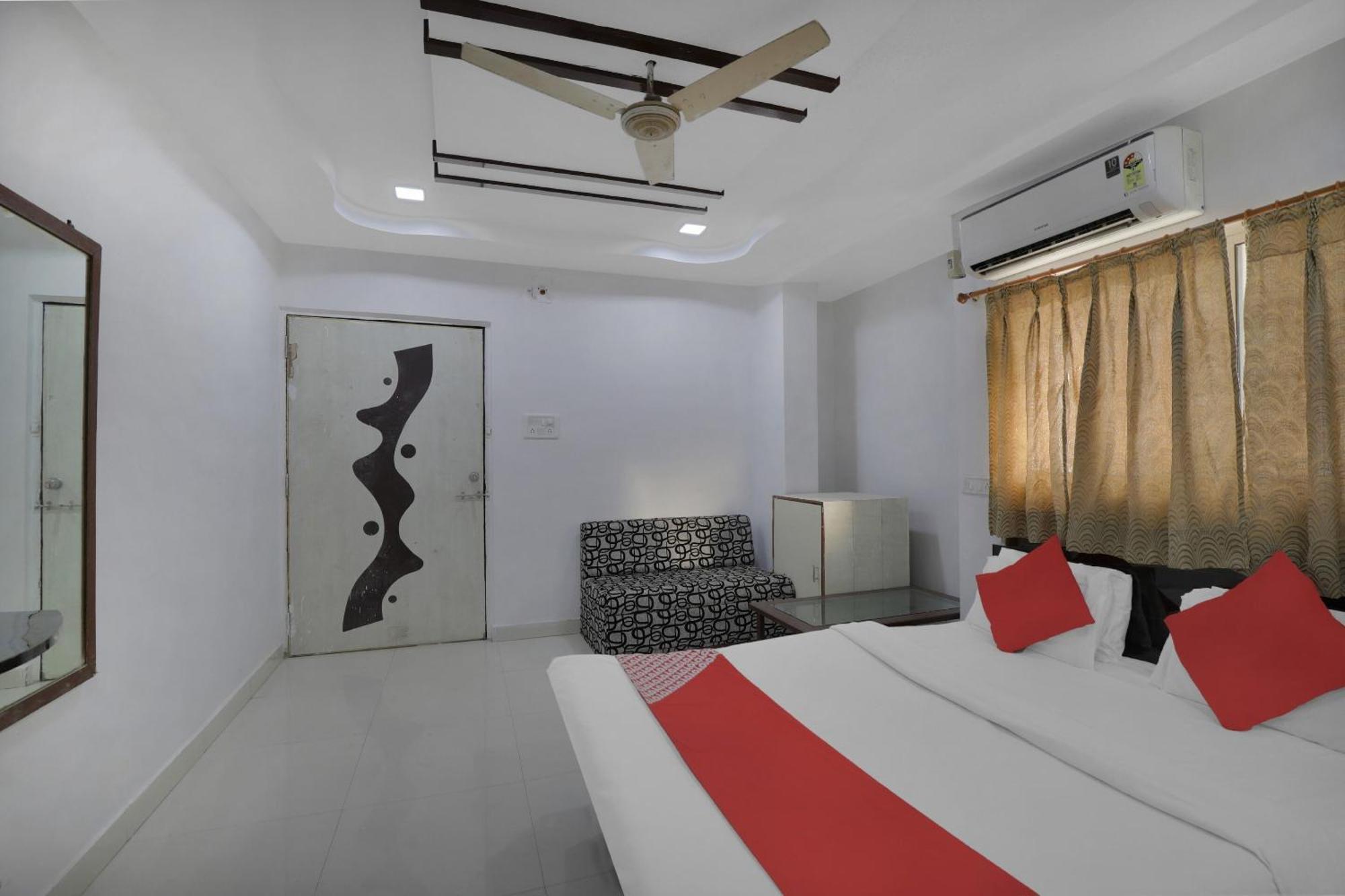 Hotel O Rudra Palace Ahmedabad Bagian luar foto