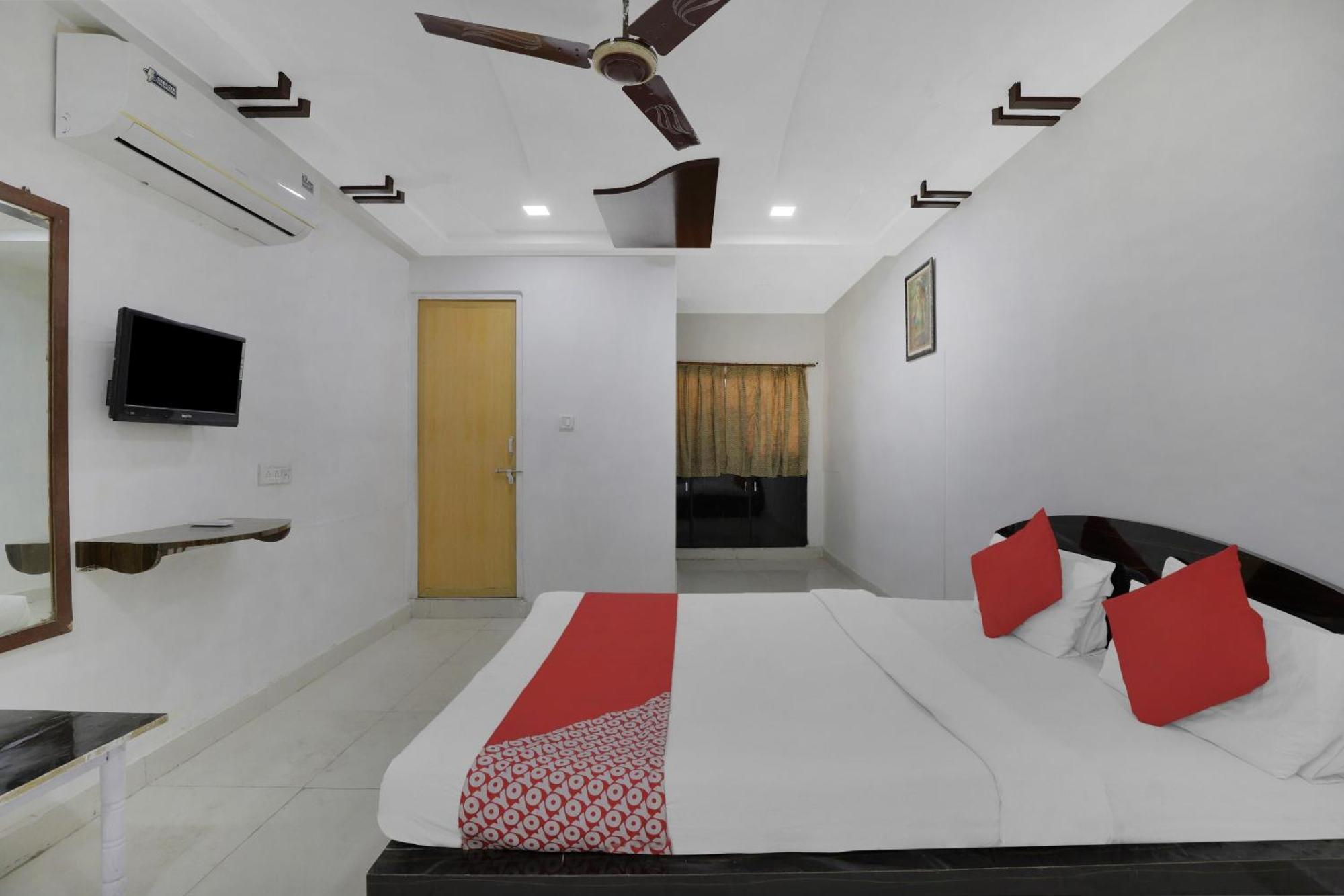 Hotel O Rudra Palace Ahmedabad Bagian luar foto