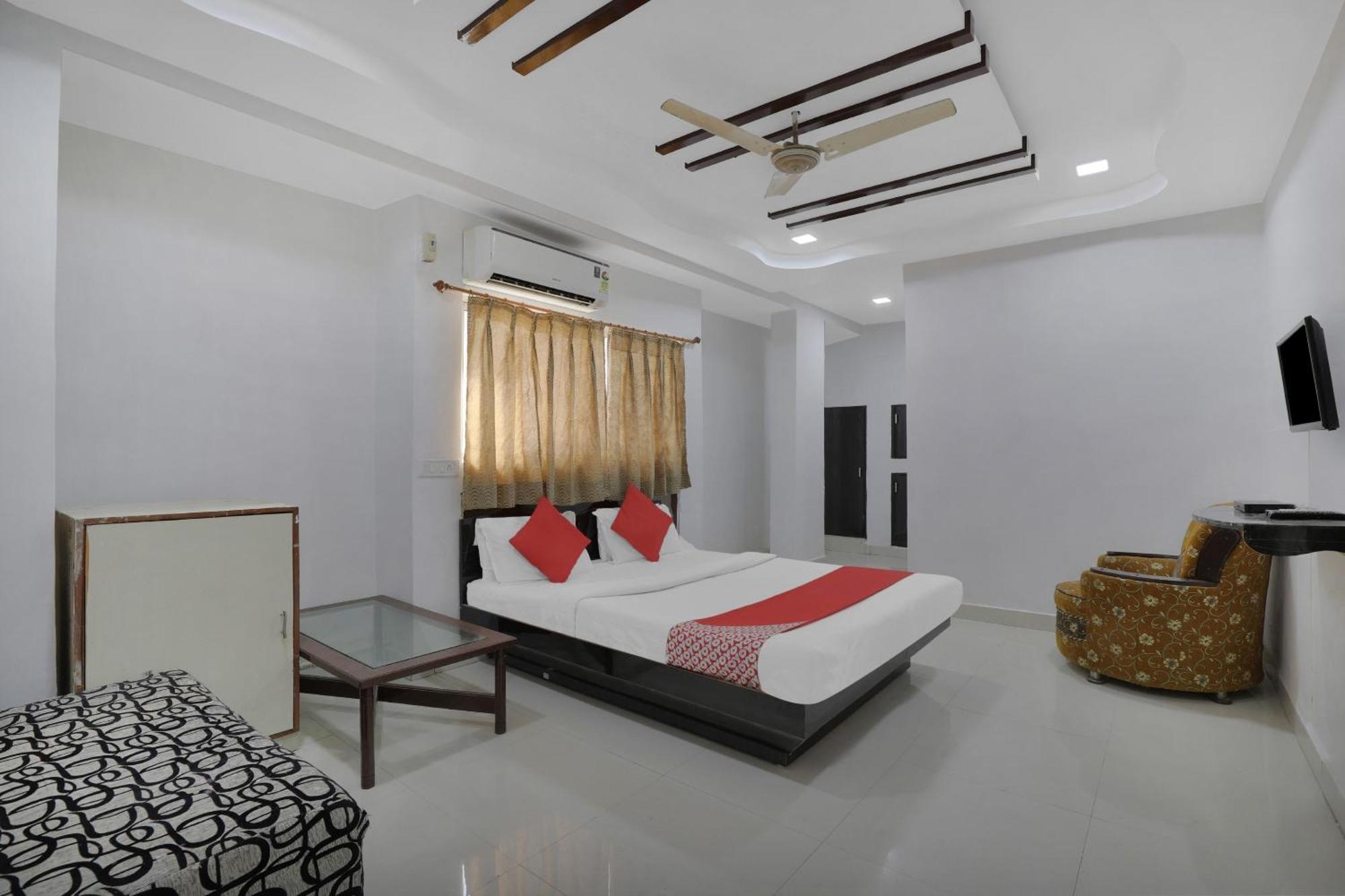 Hotel O Rudra Palace Ahmedabad Bagian luar foto