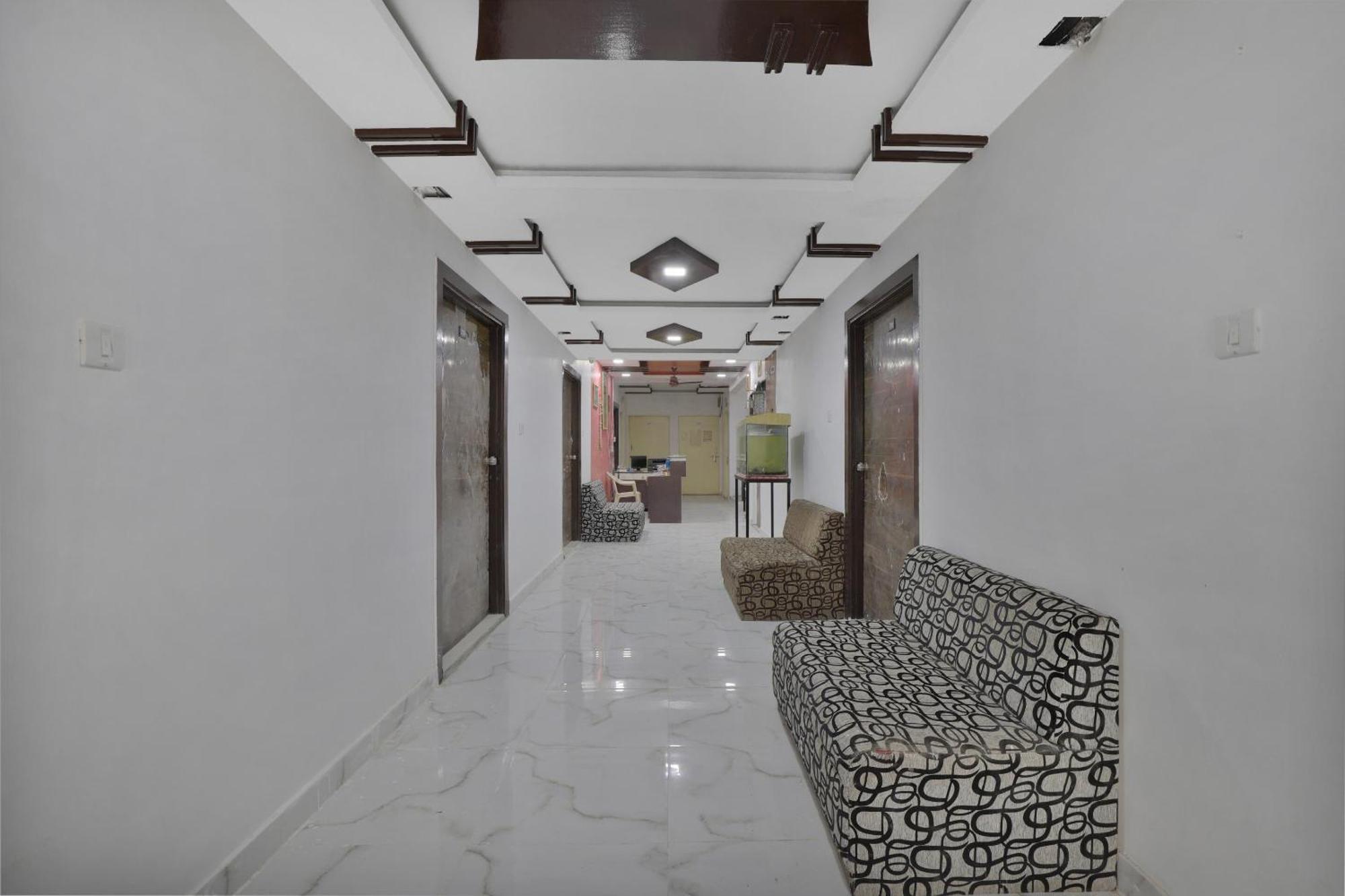 Hotel O Rudra Palace Ahmedabad Bagian luar foto