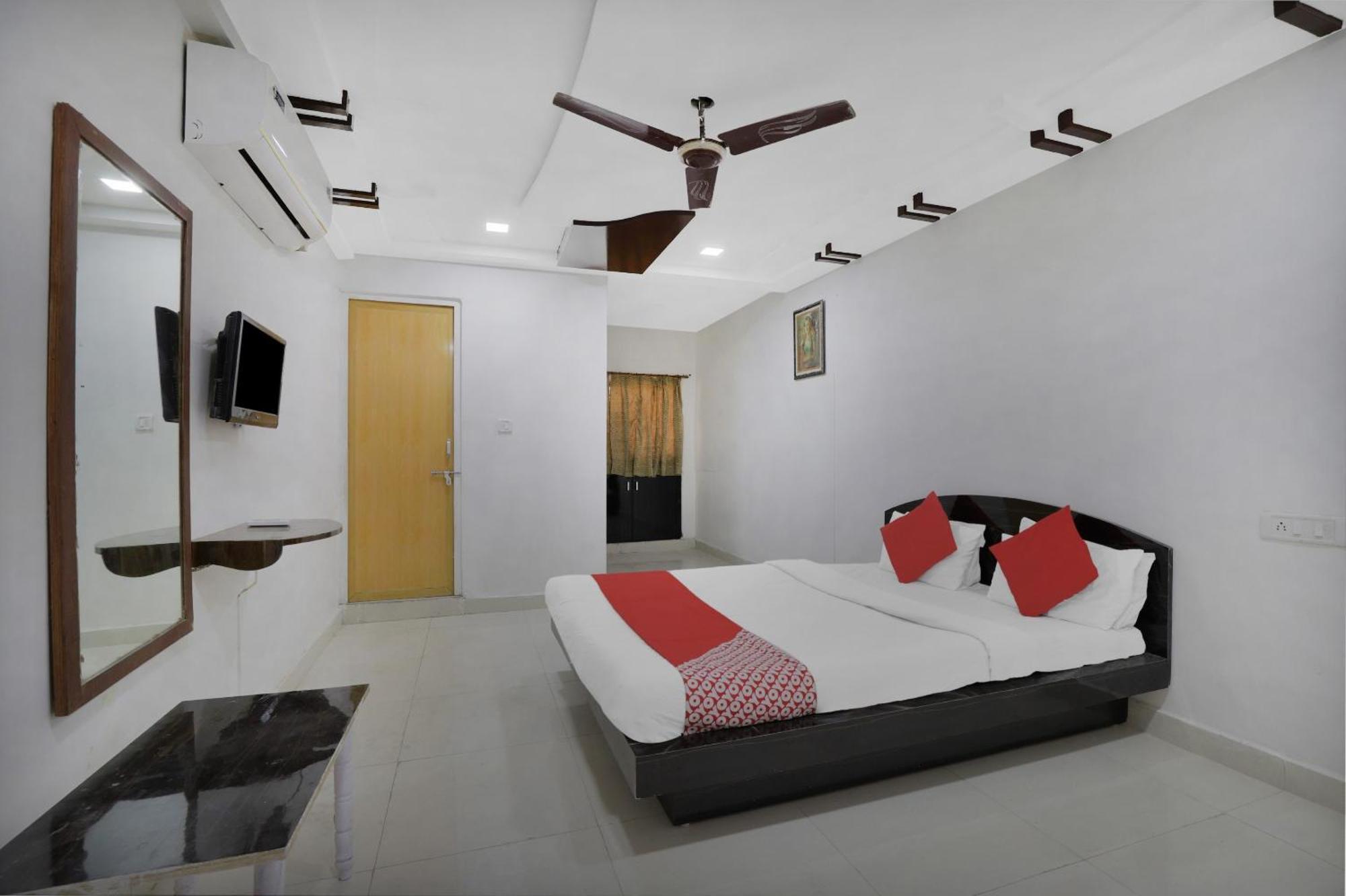Hotel O Rudra Palace Ahmedabad Bagian luar foto